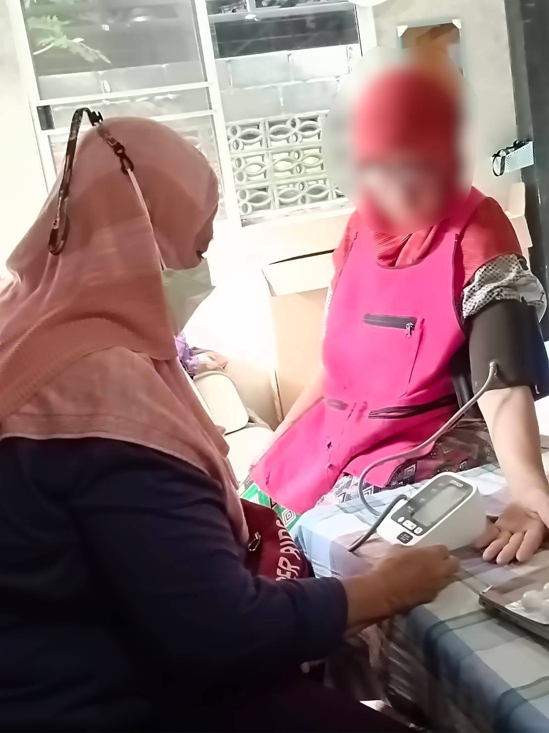 อาสาสมัครบริบาลท้องถิ่นดูแลผู้สูงอายุที่มีภาวะพึ่งพิง
