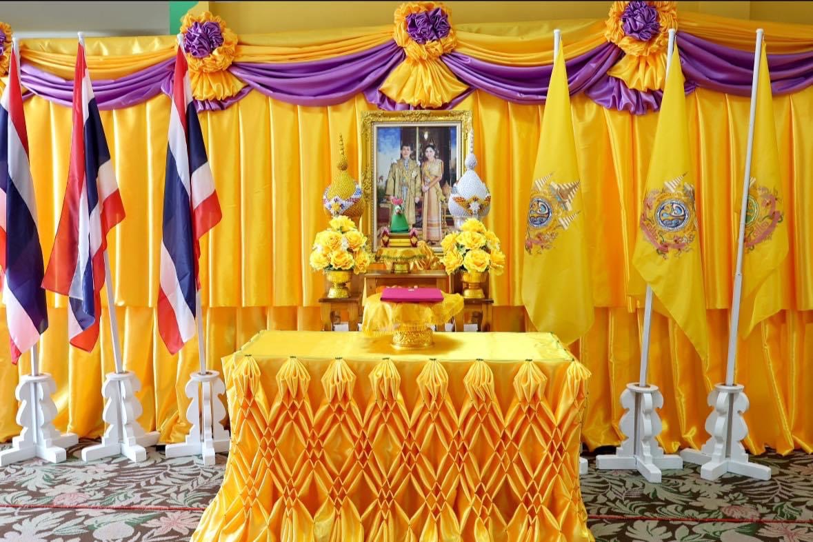 พิธีรับพระราชทานพระบรมฉายาลักษณ์ พระบาทสมเด็จพระเจ้าอยู่หัว ที่ฉายกับสมเด็จพระนางเจ้า ฯ พระบรมราชินี