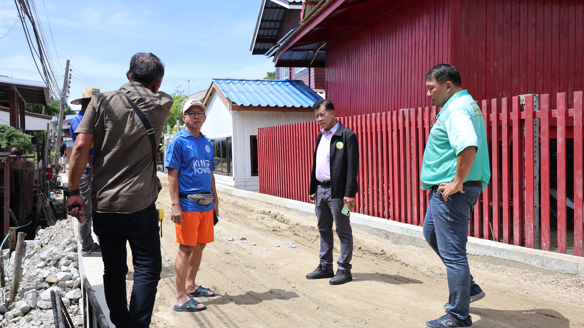 ลงพื้นที่ดูความคืบหน้าการทำถนนและเร่งดำเนินการให้เสร็จ