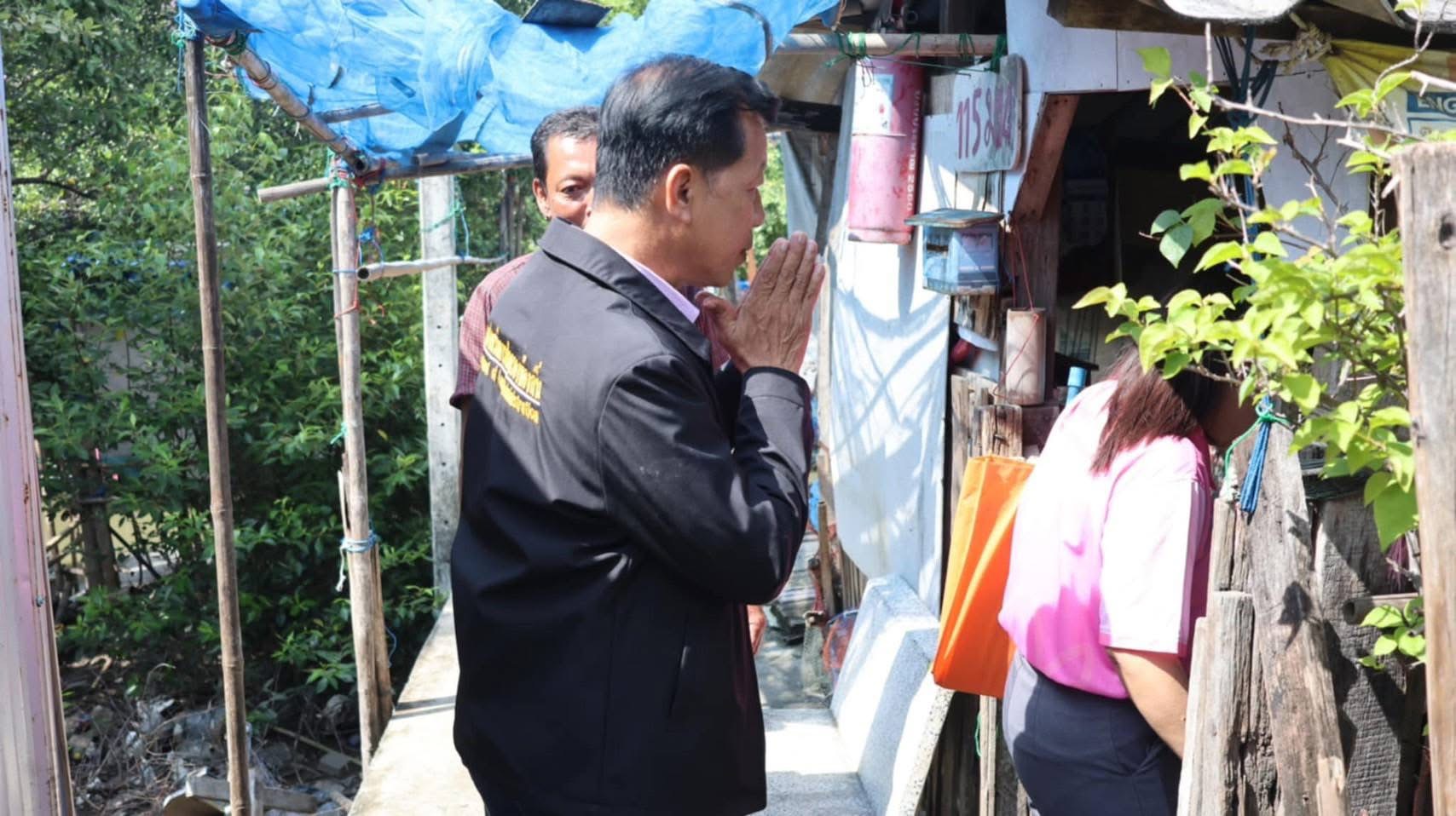 ลงพื้นที่มอบรถเข็นวิลแชร์ให้กับคนพิการ จำนวน ๔ ราย