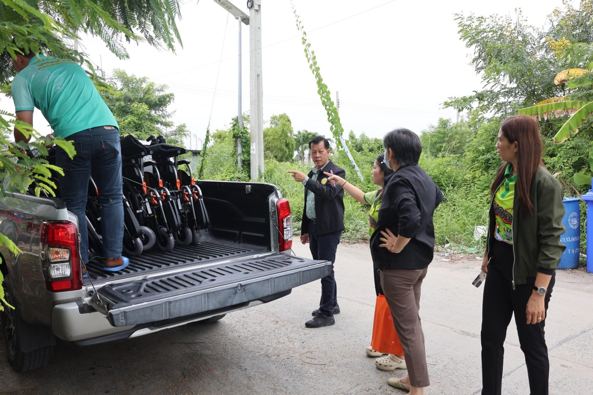 ลงพื้นที่มอบรถเข็นวิลแชร์ให้กับคนพิการ จำนวน ๓ ราย
