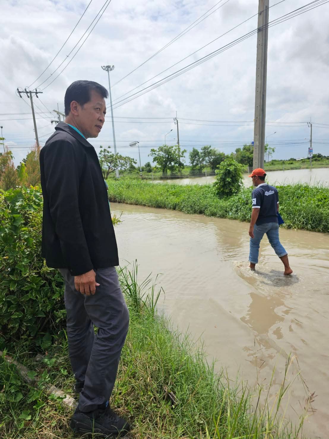 ลงพื้นที่ตรวจโครงการปรับปรุงถนนคอนกรีตเสริมเหล็ก พร้อมท่อระบายน้ำ&nbsp; ซอยศรีสำอางค์ หมู่ที่ ๑&nbsp;