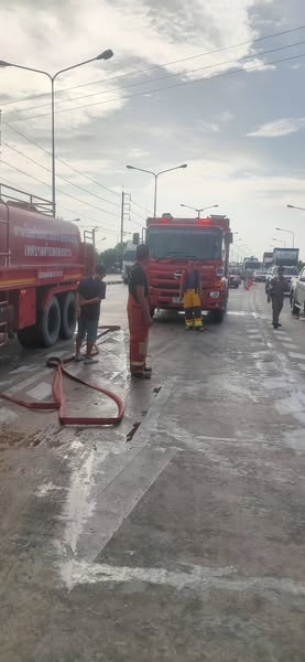 ล้างคราบน้ำมัน เนื่องจากเกิดเหตุรถคอนเทนเนอร์ชนท้าย บริเวณ 4แยกไฟแดง หน้าร้านติ่ง
