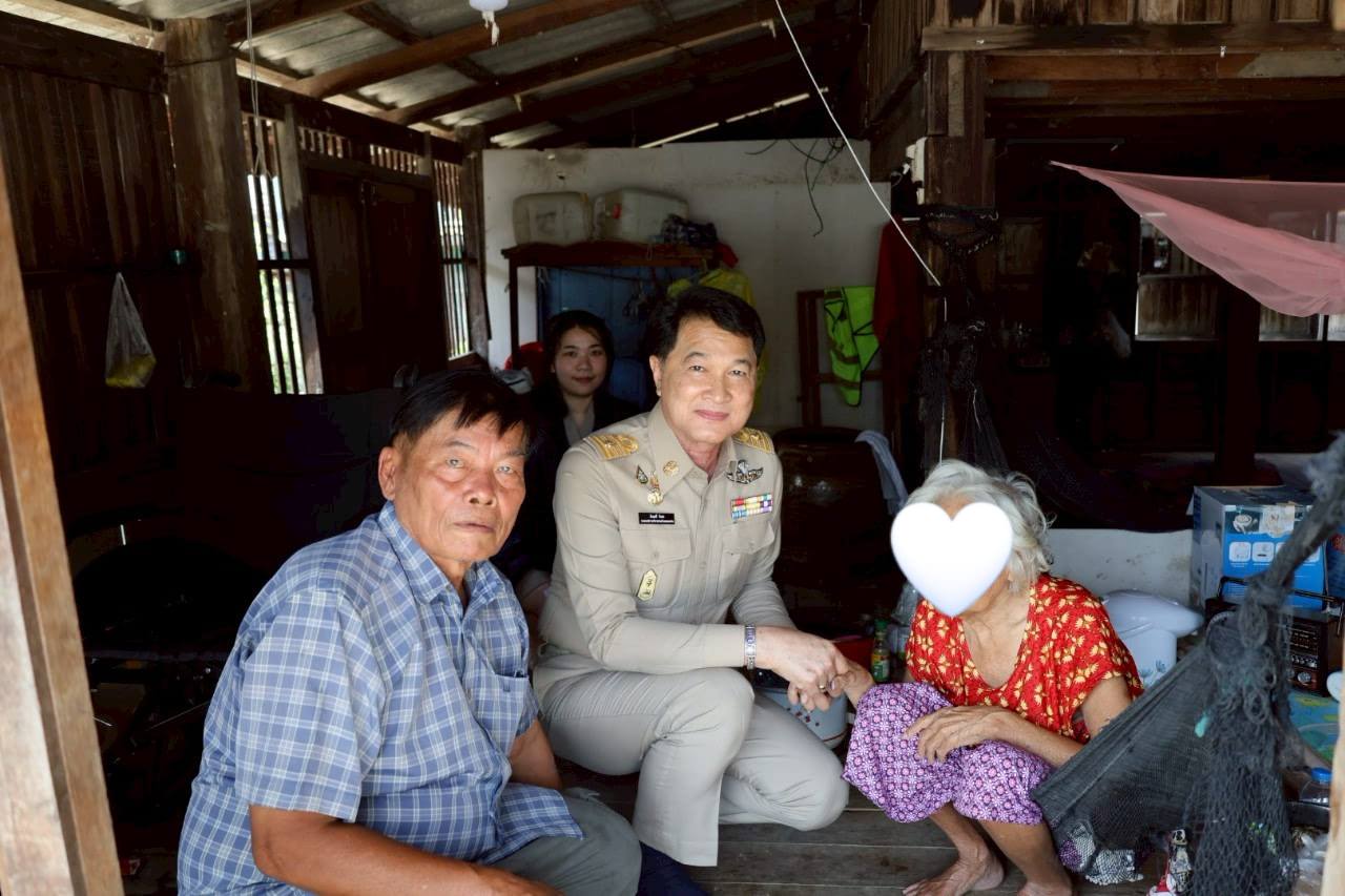 ลงพื้นที่มอบรถเข็นวิลแชร์ให้กับคนพิการ จำนวน ๒ ราย