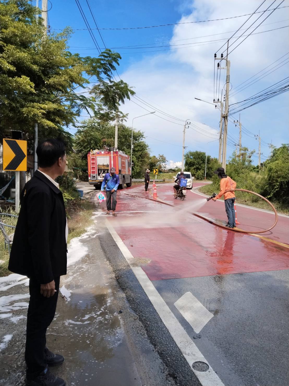 ภารกิจฉีดน้ำล้างถนน (คราบน้ำมันเครื่อง) บริเวณ หมู่ที่1 ทางโค้งหน้าบ้านเจ๊แขก