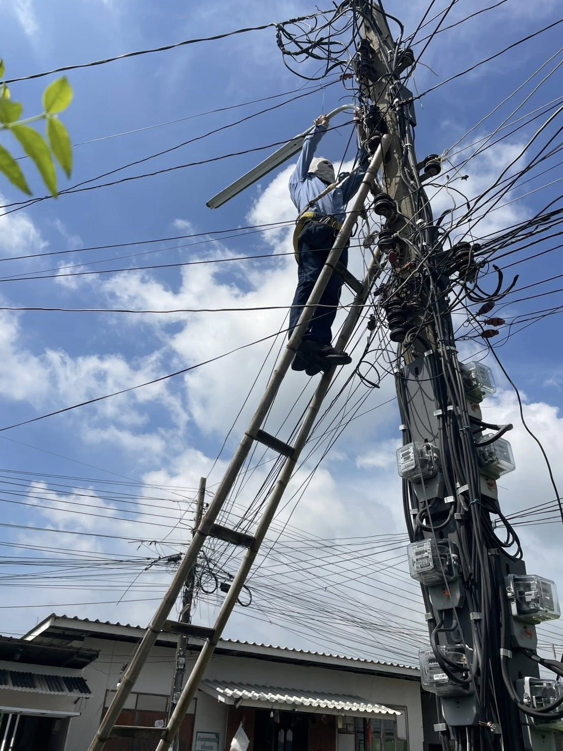 ลงพื้นที่ซ่อมแซมแก้ไขไฟทางที่ชำรุด บริเวณซอยสุเหร่าคลองใหม่ หมู่ที่11