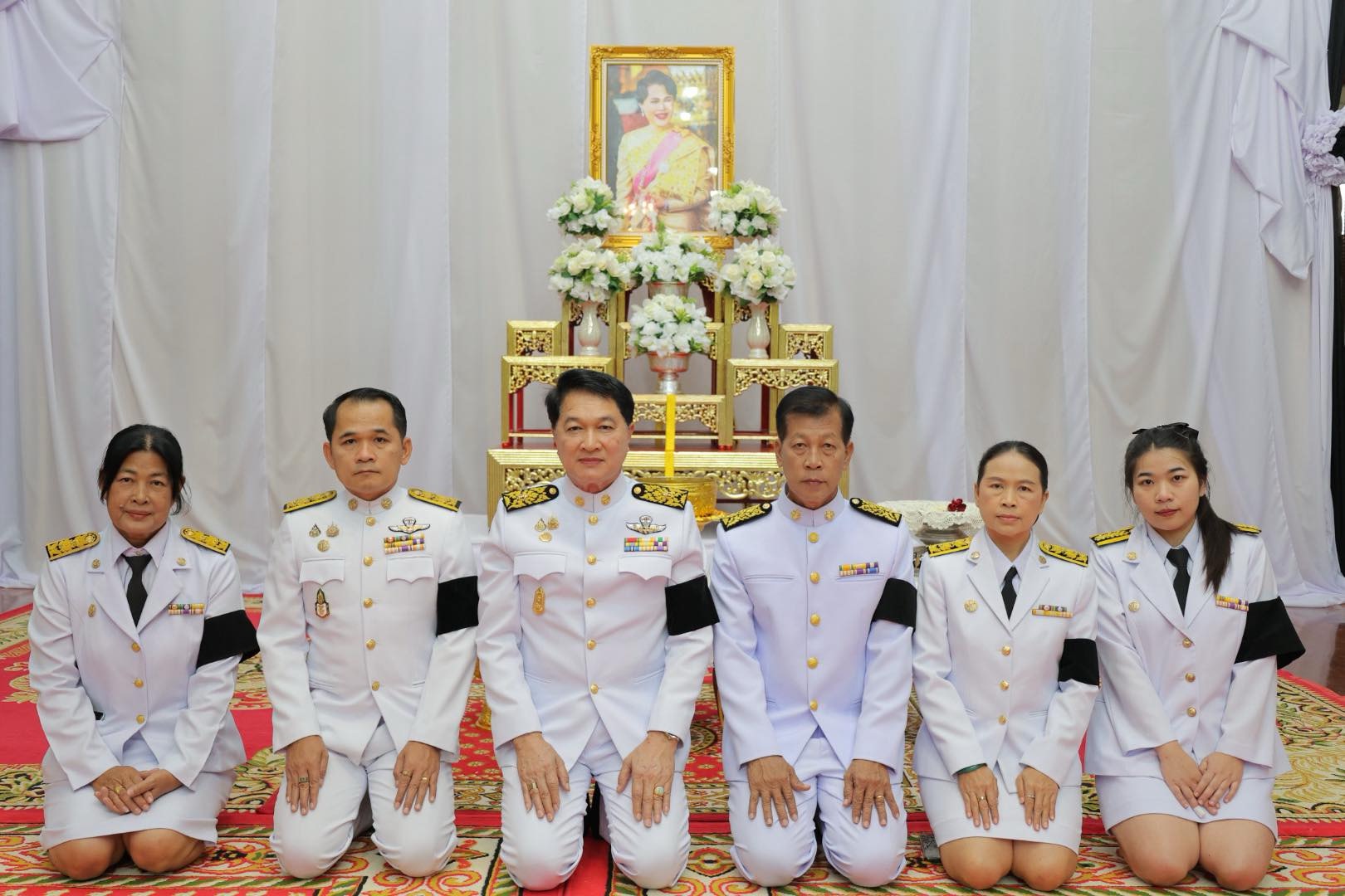 ถวายสักการะพระบรมศพ และร่วมลงนามแสดงความไว้อาลัย เบื้องหน้าพระฉายาลักษณ์สมเด็จพระนางเจ้าสิริกิติ์ พระบรมราชินีนาถ พระบรมราชชนนีพันปีหลวง